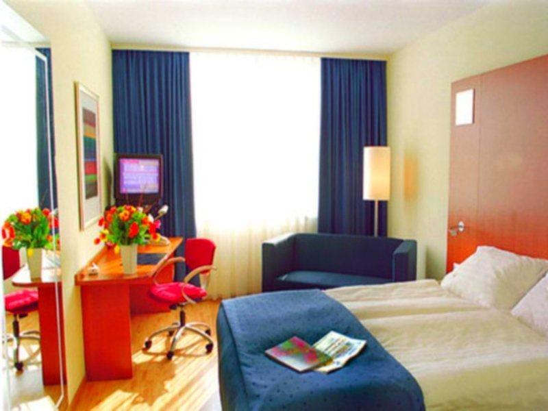 Ramada Encore By Wyndham Geneva Hotel Room photo