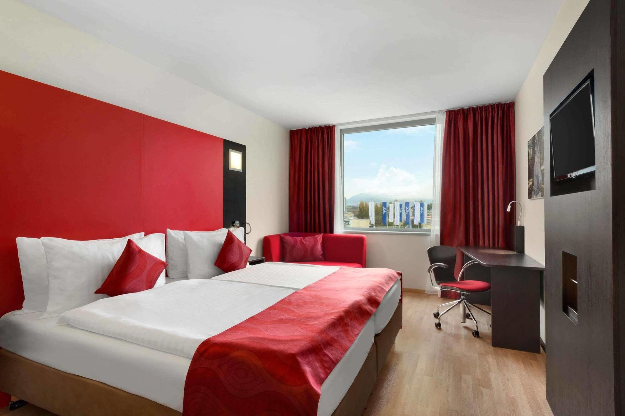 Ramada Encore By Wyndham Geneva Carouge Exterior photo